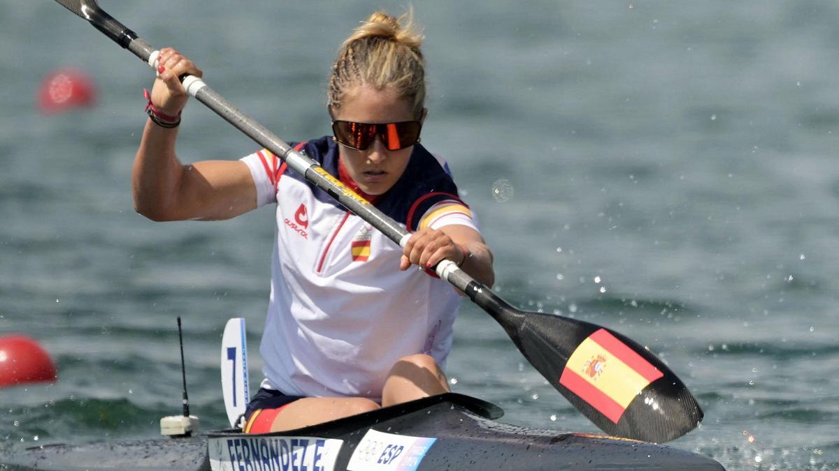 La española Estefanía Fernández durante los cuartos de final de la prueba de kayak individual femenino de 500 m en la competición de canoa sprint en los Juegos Olímpicos de París 2024