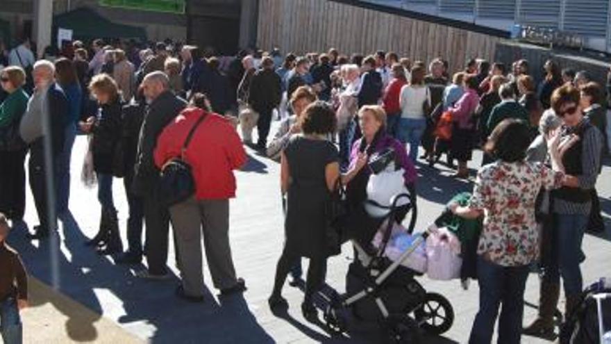 Una plaza abarrotada. La plaza situada junto al nuevo mercado congregó a una multitud de ciudadanos que acudieron a recoger su carrito de regalo. Se formaron tres largas colas, que iban desde la calle Born hasta la de Miquel Duran, en las que los vecinos aguardaban más de una hora para recibir su obsequio.