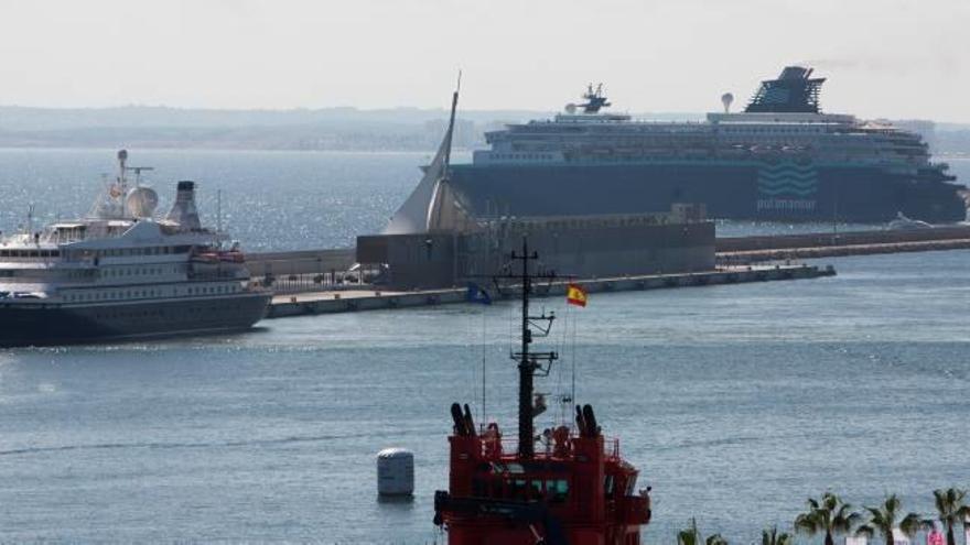 El crucero «Horizon», saliendo del Puerto de Alicante.