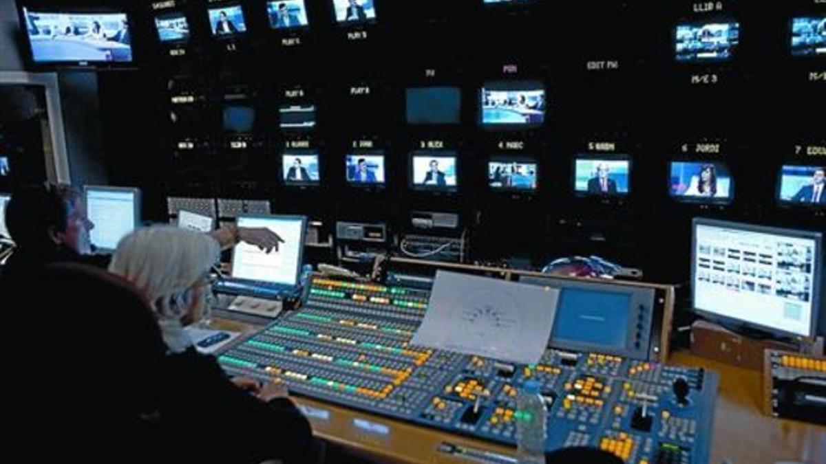 Política 8 Imagen del control de realización de un debate político en TV3.