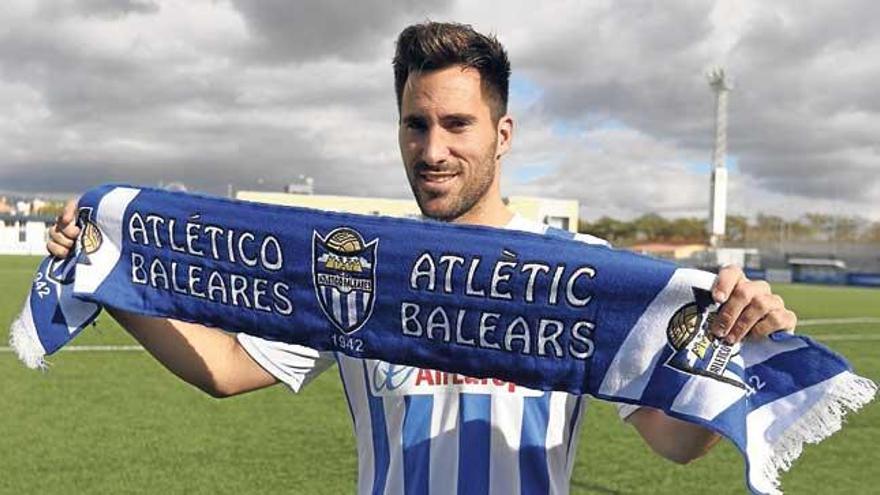 Xisco Hernández posa con la bufanda del Baleares.