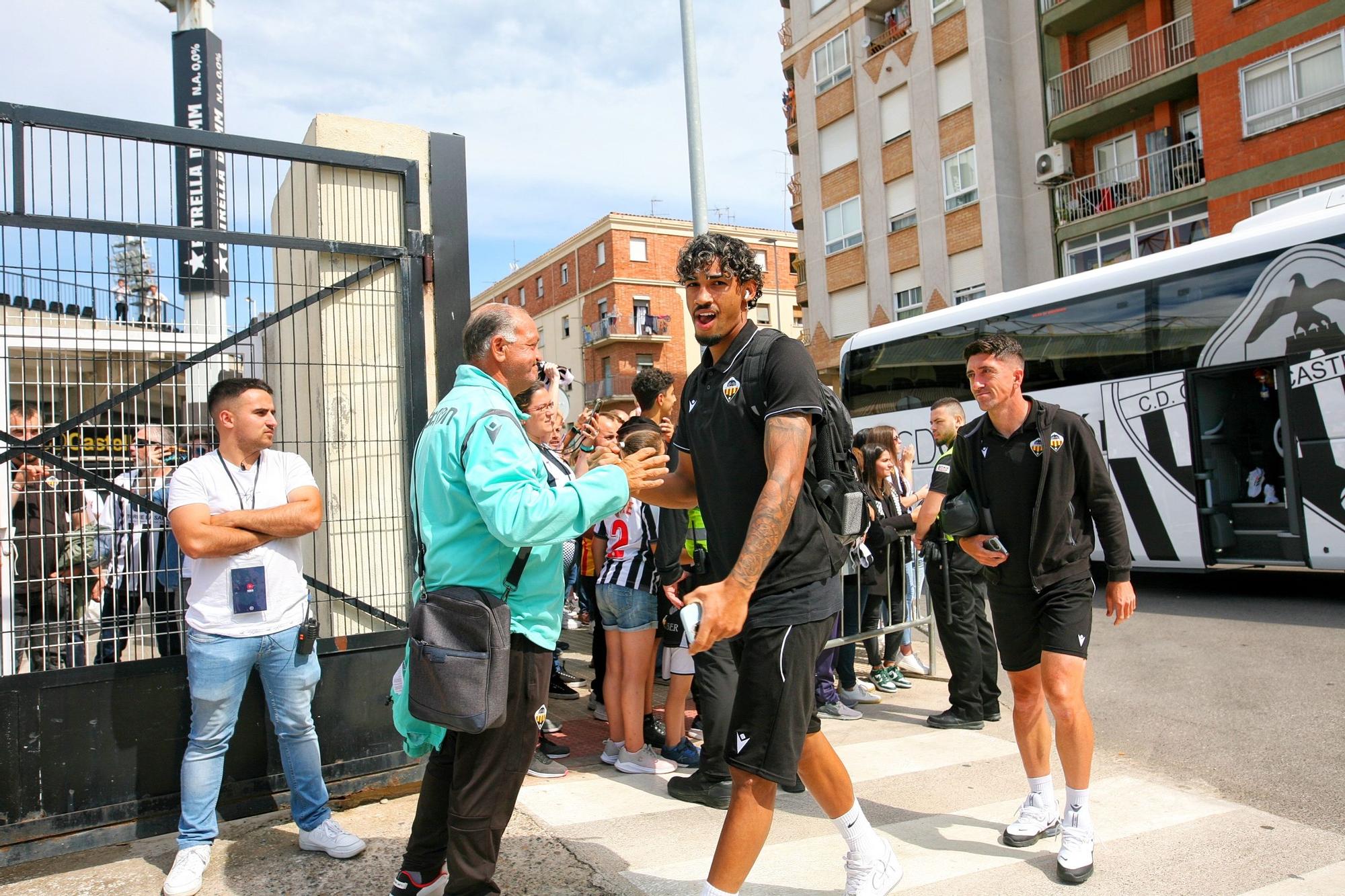 Así ha recibido al autobús del equipo la afición del CD Castellón