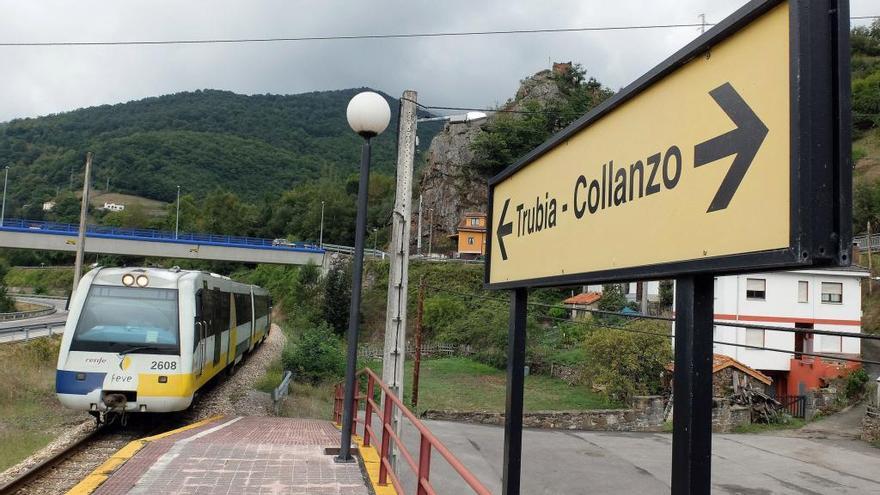 Un tren circula por la línea Collanzo-Baíña