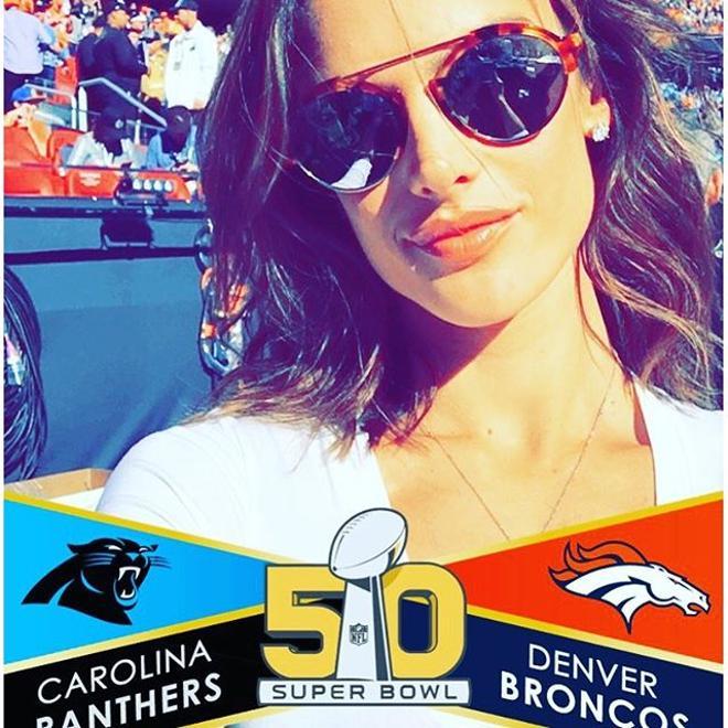 Así vivió la Super Bowl 2016 Alessandra Ambrosio en el campo