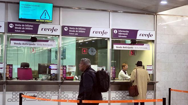 Estación de Renfe en Girona, el segundo día sin servicio de trenes
