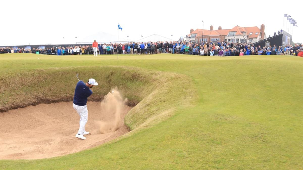 Rahm, sacando una bola de bunker en la segunda jornada