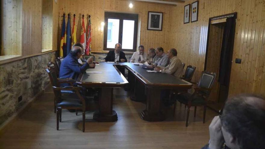 Desarrollo del Pleno de Galende celebrado ayer, con Jesús Villasante al frente.