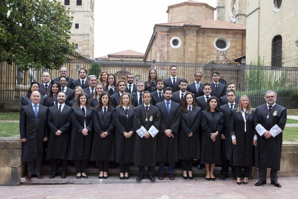 Diecisiete nuevos letrados juran su ingreso en el Colegio de Abogados.