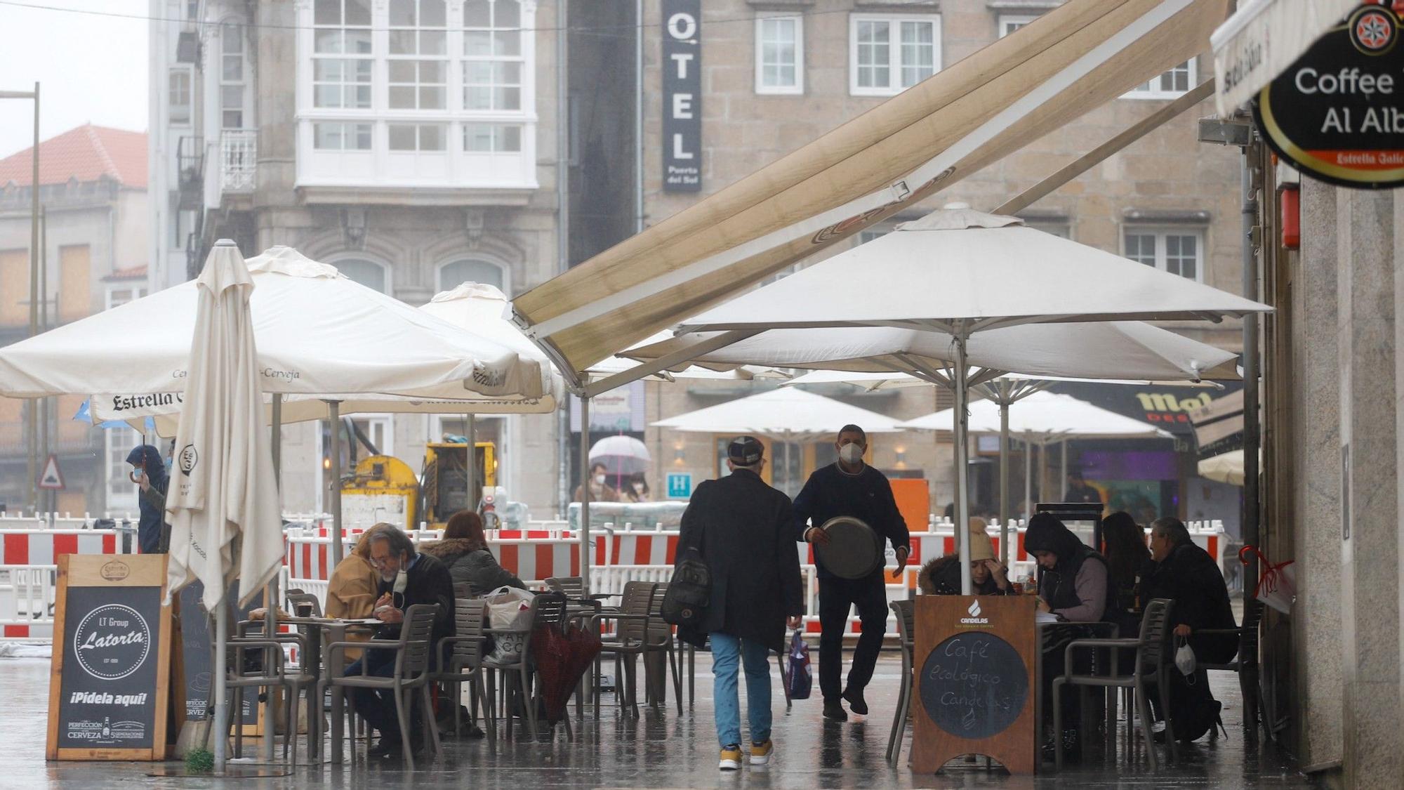 Varias personas, en la terraza de un bar un día antes del cierre de la hostelería, en Vigo, el 26 de enero de 2021