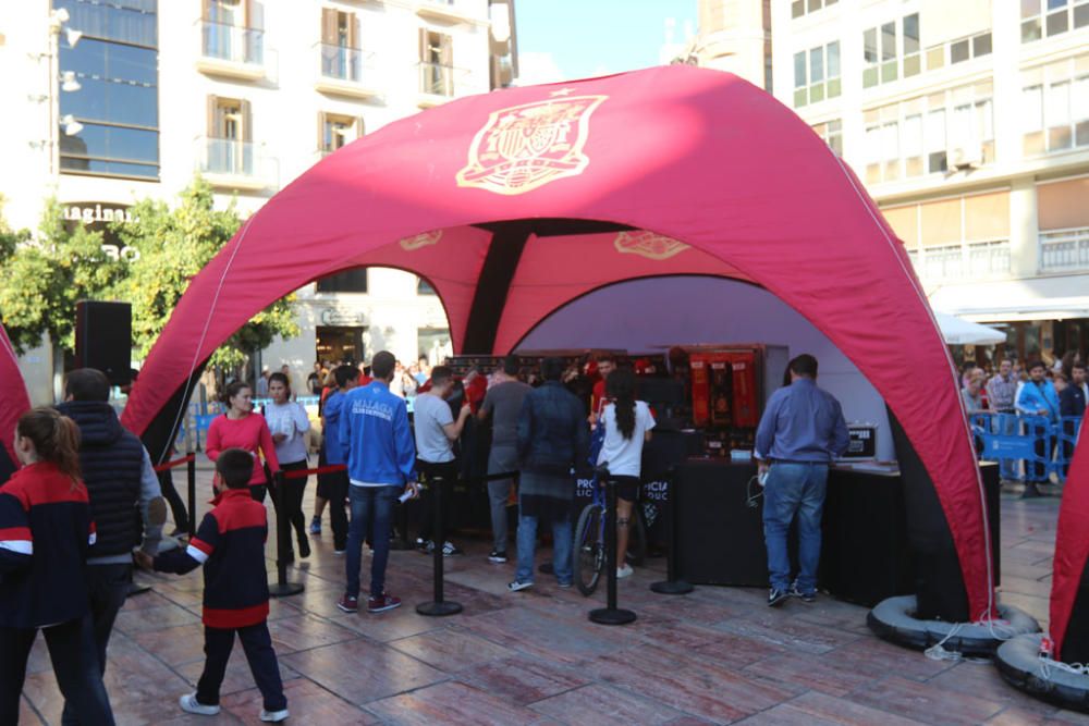 Cientos de aficionados hacen cola durante todo el jueves para fotografiarse con los trofeos de La Roja