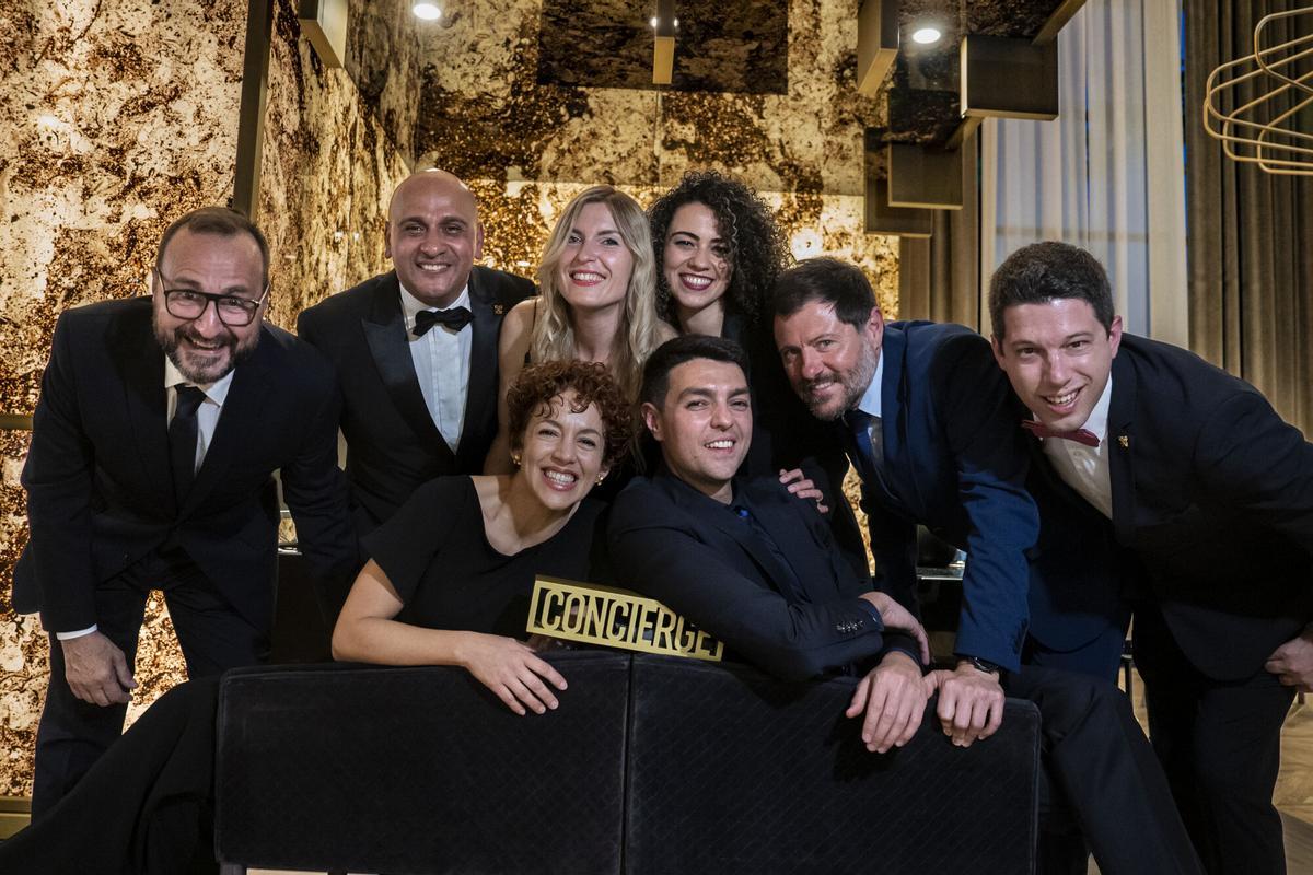 Barcelona 20.04.2023 Encuentro anual de conserjes de hoteles de alto nivel. En la imagen, foto de familia de los conserjes más cracks del gremio, fotografiados en la recepción del hotel Sofitel. Av Litoral, 10. Foto Laura Guerrero