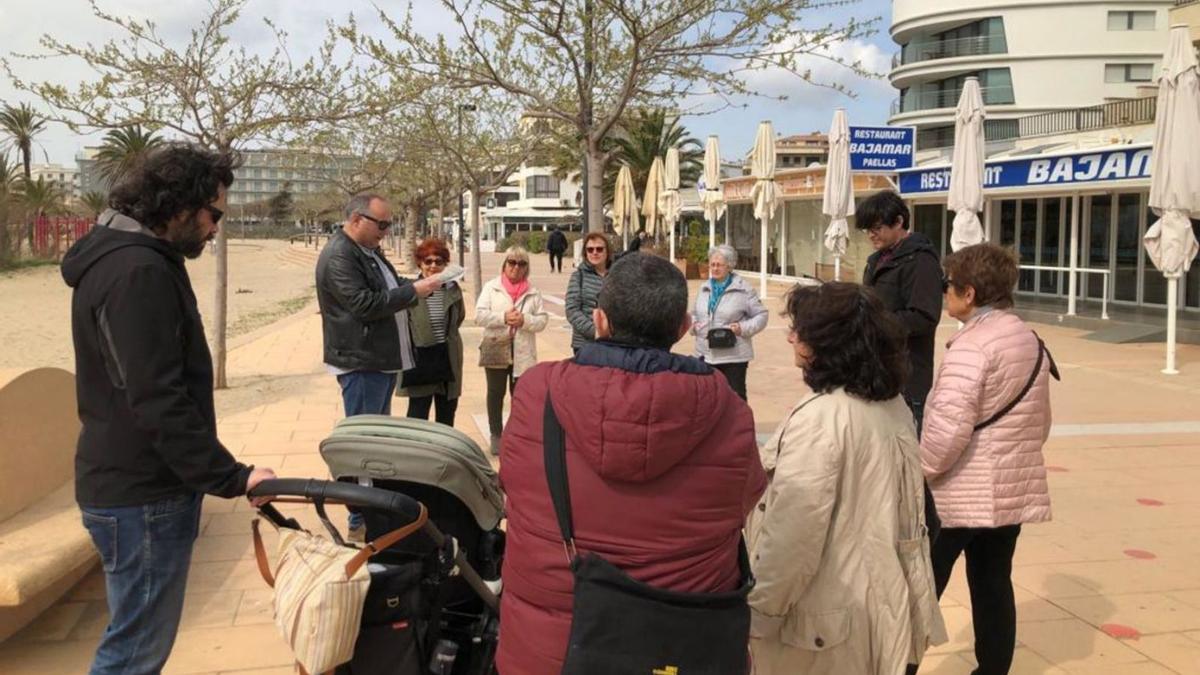 La ruta literària que es va fer dissabte passat va atraure una desena de persones