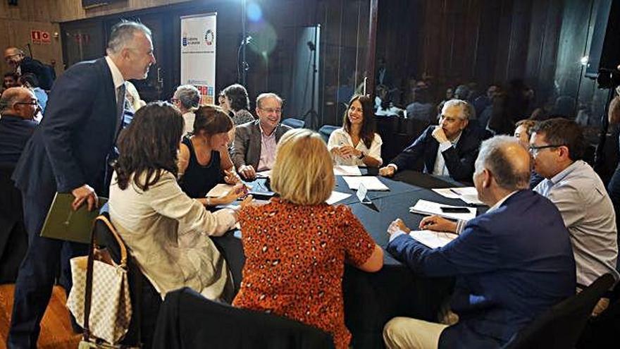 Ángel Víctor Torres durante la reunión ayer con los directores generales de los distintos departamentos de su Gobierno para preparar la Agenda 2030.