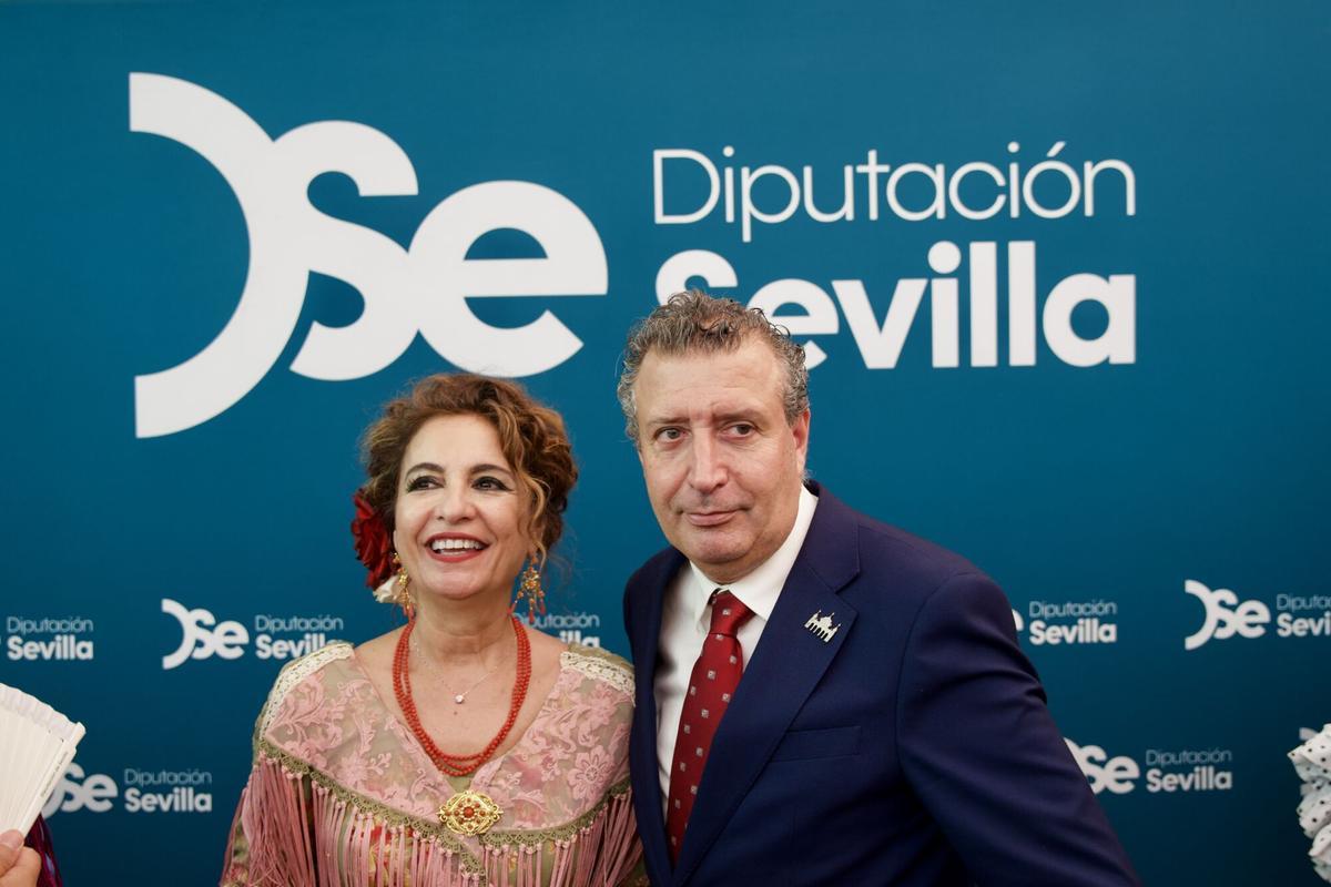 La secretaria general del PSOE-A, y candidata a la Junta de Andalucía, María Jesús Montero, y el presidente de la Diputación de Sevilla, Javier Fernández, en la recepción de la Diputación en la Feria de Abril.