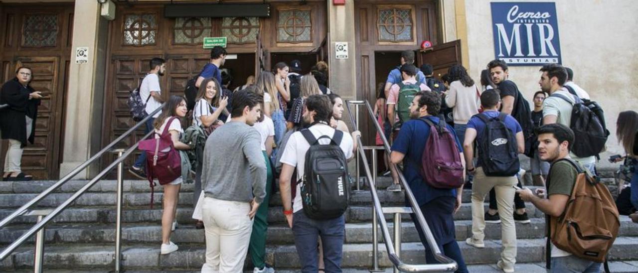 Estudiantes a la entrada de la academia MIR Asturias.