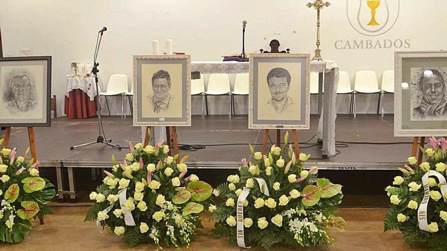 Fotos de las cuatro víctimas de la tragedia en el funeral. |   // N.PARGA