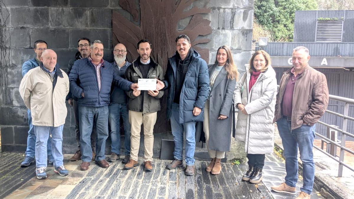 En el centro, David Villar con la placa del 25 aniversario de la reserva biosfera Muniellos, acompañado por los miembros del foro de participación social de la reserva.