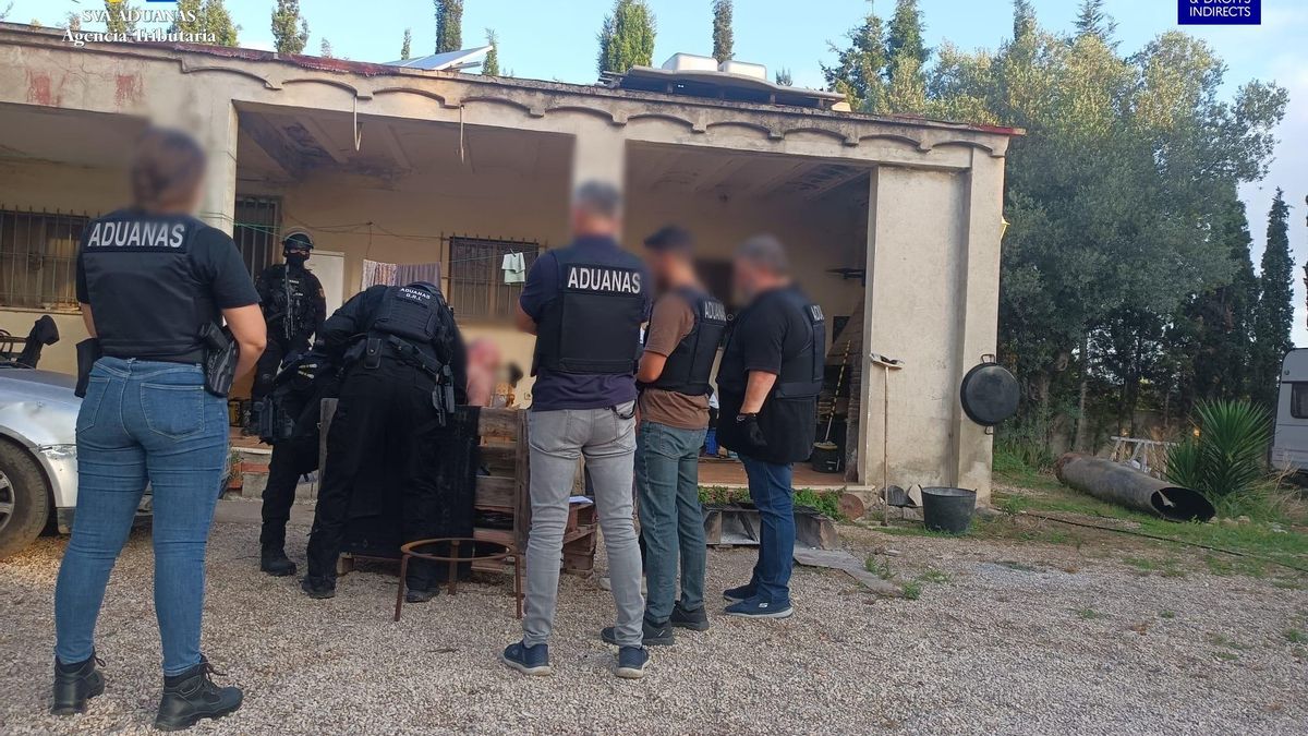 Los agentes durante uno de los registros.