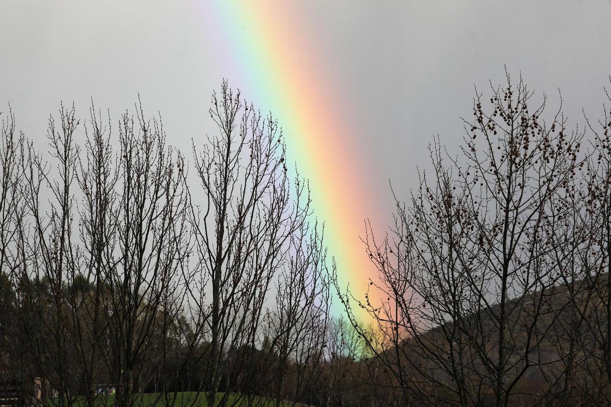 Arco iris este viernes en Santiago de Compostela donde las lluvias serán abundantes