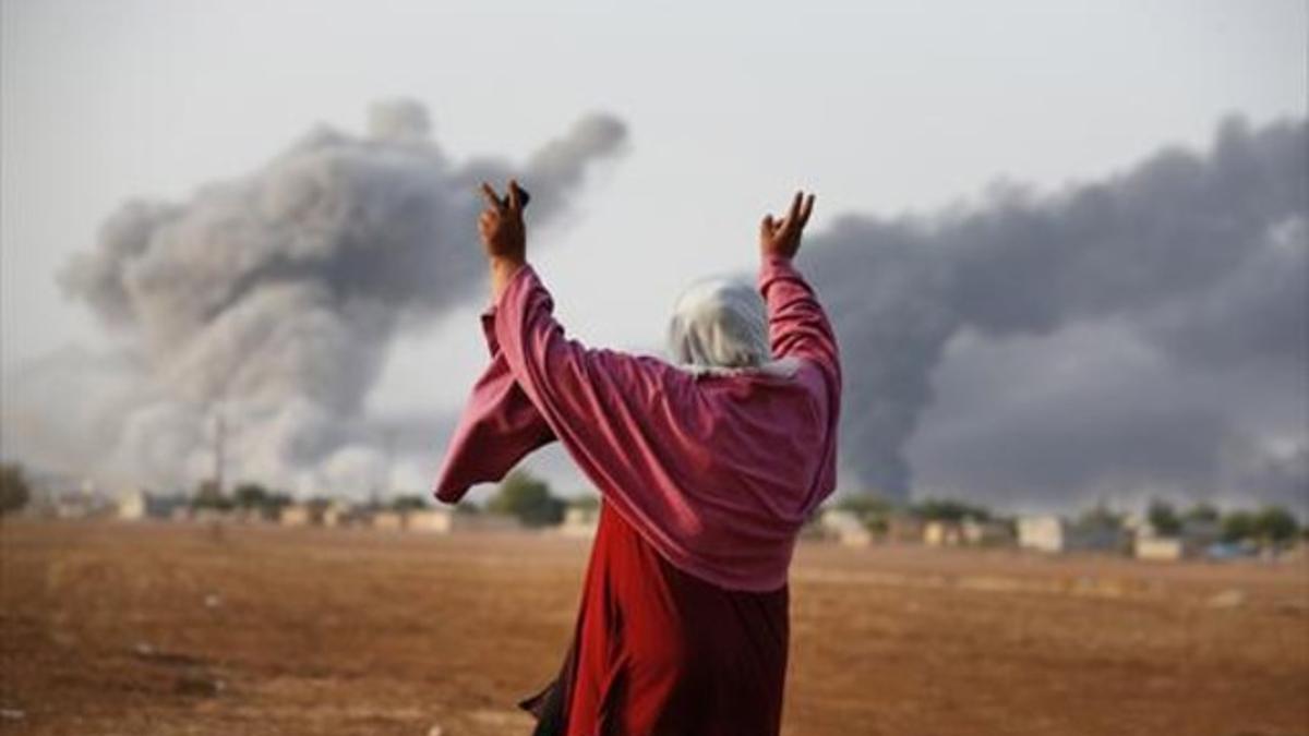 Una mujer kurda celebra el bombardeo contra posiciones del Estado Islámico en Siria en el 2014.