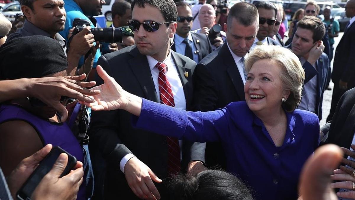Clinton saluda a los votantes en una elección anticipada en Lauderhill (Florida), el 2 de noviembre.