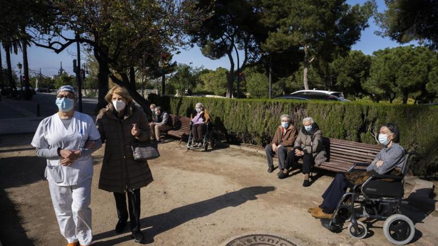 Un grupo de personas de la tercera edad disfrutan de València con una cuidadora. | GERMÁN CABALLERO