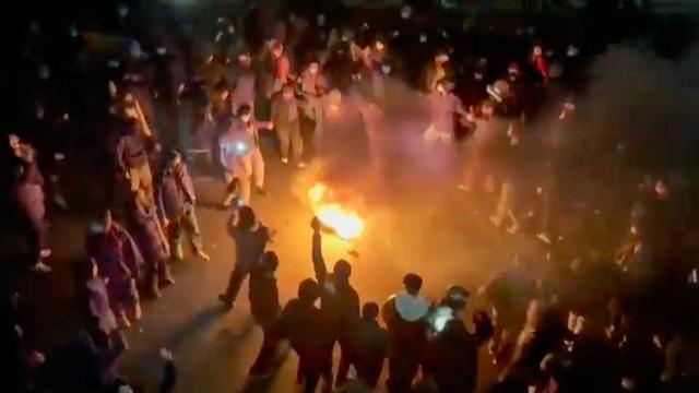 Manifestants iranians es concentren entorn d’una foguera a Teheran.