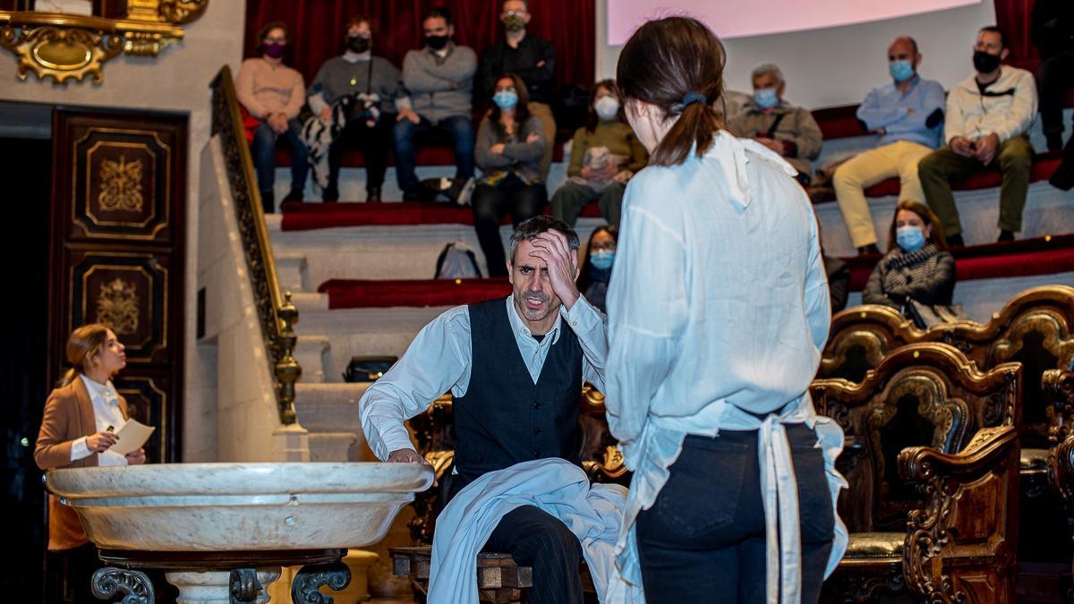 Los actores se transforman en Gaudí y una enfermera.