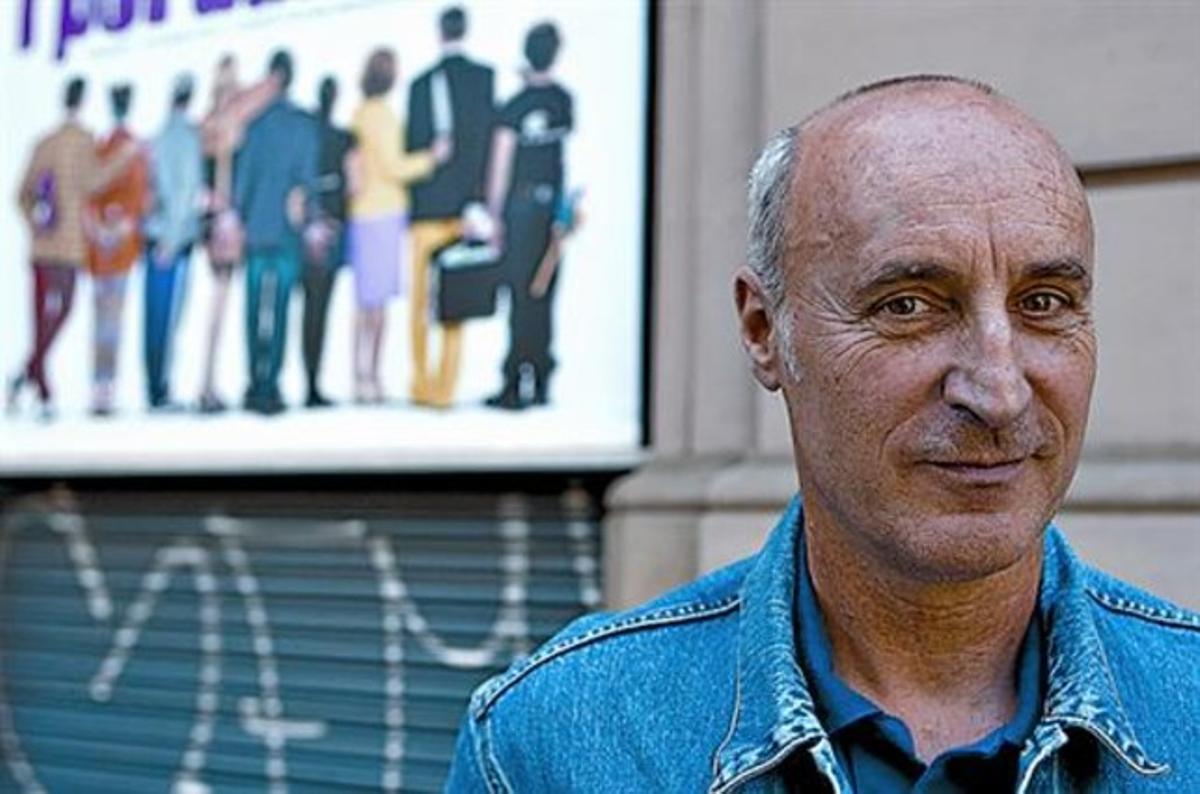 Paco Mir, amb el pòster, creat per ell, del muntatge del Borràs.