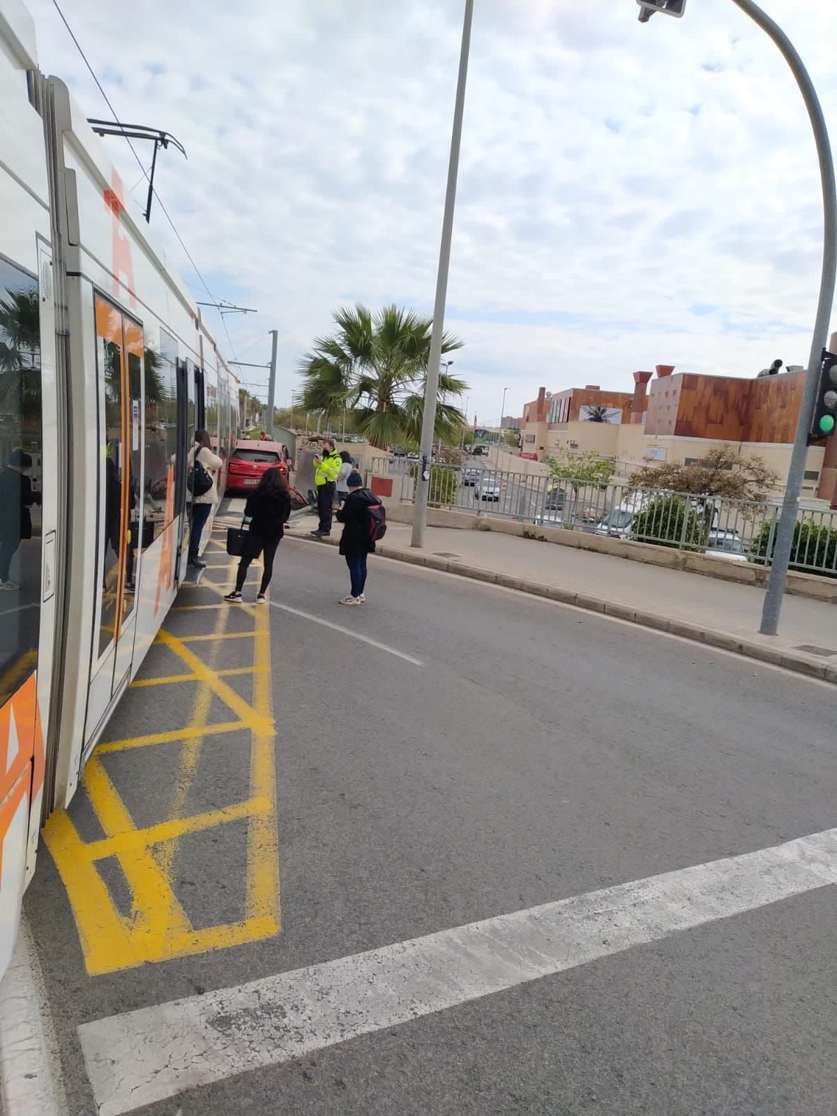 Un coche queda atrapado tras chocar con el TRAM a la altura de San Vicente