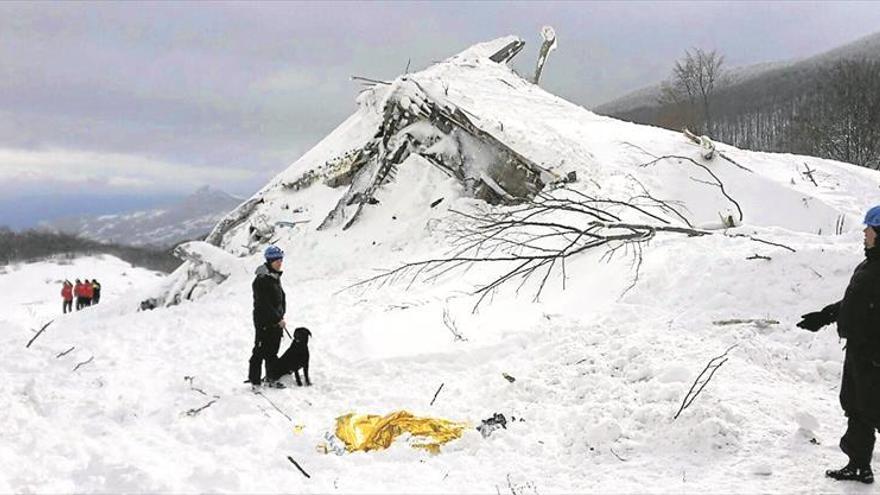 Italia busca alguna señal de los 23 desaparecidos en el hotel sepultado