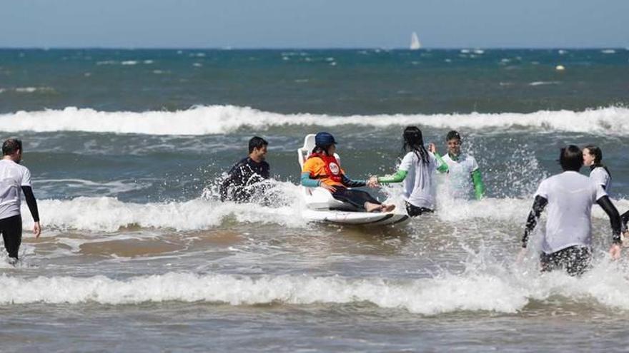 Participantes en los talleres solidarios de surf en San Lorenzo.