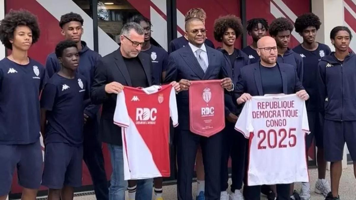 Los jugadores del Mónaco posan con el ministro de deportes congoleño.