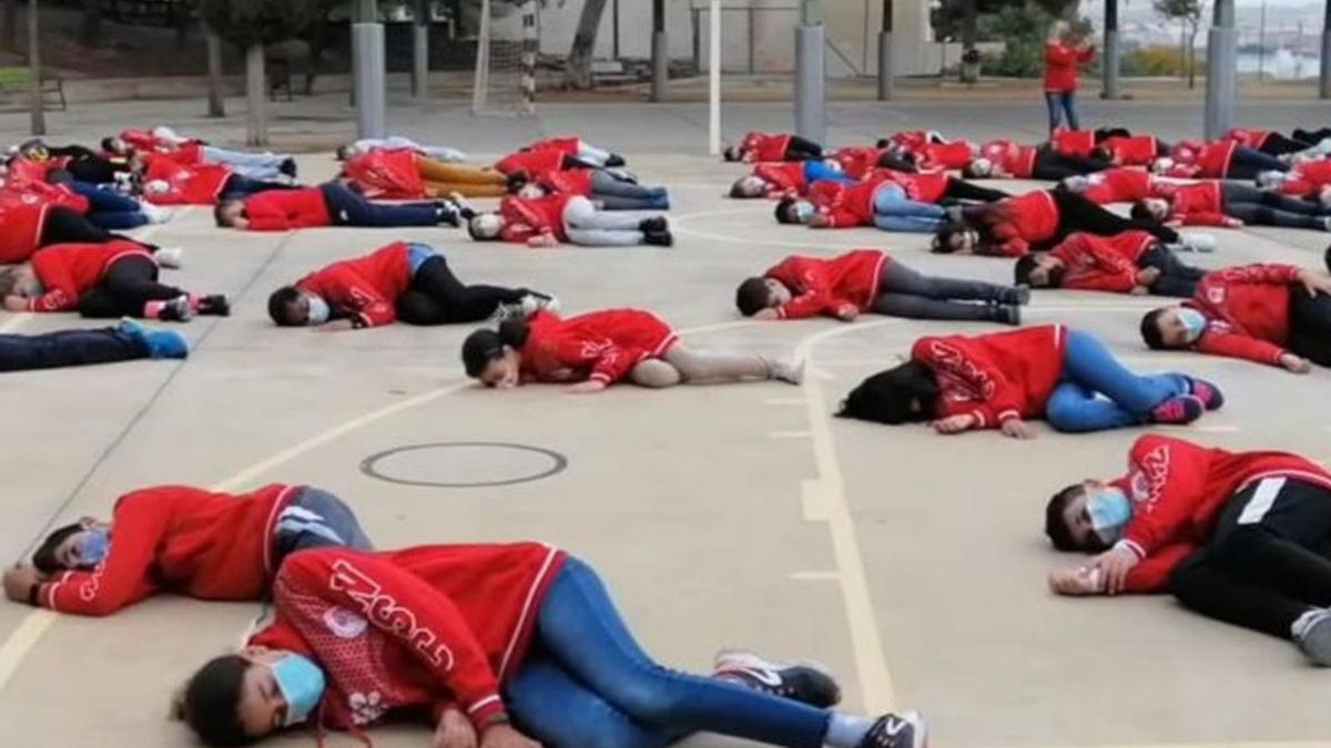 Imágenes de la performance por la igualdad de género en el colegio Nuestra Señora del Carmen de Alguazas.