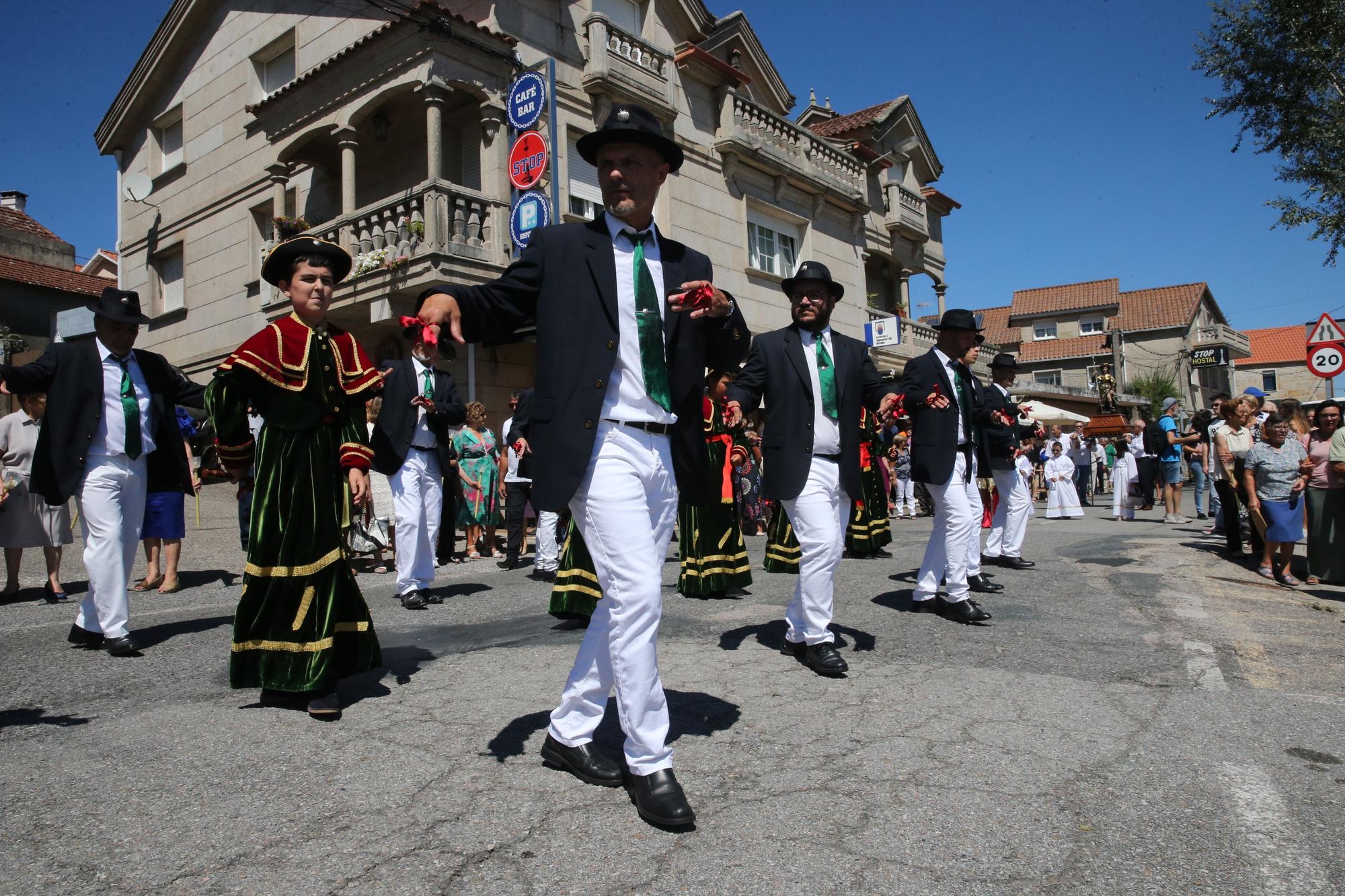 La procesión y la danza de San Roque de O Hío en imágenes (I)