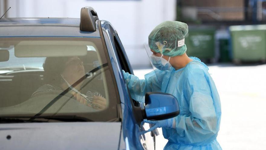 Prueba del CovidAuto en el Hospital Provincial de Pontevedra.