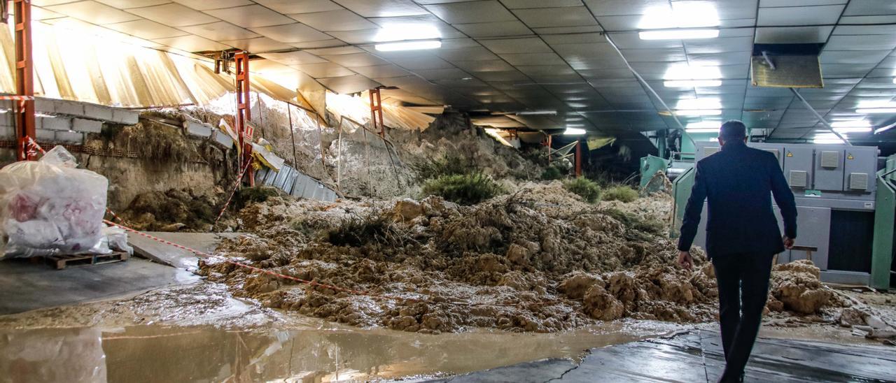 El desprendimiento de una ladera causa graves daños en una fábrica del polígono Sant Benet de Alcoy