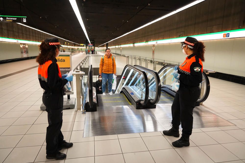 Reparto de mascarillas en la estación de metro del Perchel y en la estación de Cercanías María Zambrano, este lunes con el reinicio de la actividad laboral no esencial.