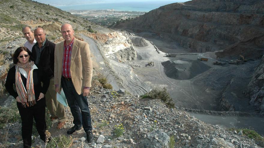 El concejal no adscrito Antonio Serrano y vecinos de Churriana junto a la Cantera de Sillero en 2010.