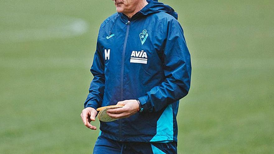 José Luis Mendilibar, en un entrenamiento con el Eibar.