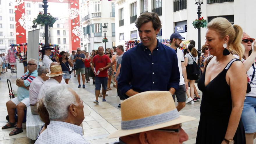 Los diputados populares Pablo Montesinos y Carolina Navarro, durante la visita a la Feria del vicesecretario de comunicación del PP.