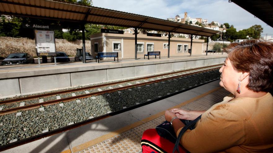 Una usuaria en la estación de tren de Altea, donde se ha producido la detención.