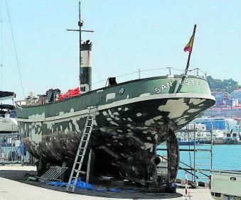 El “San Esteban”, en Vigo, con el puente desarmado y el casco de acero en proceso de reparación.