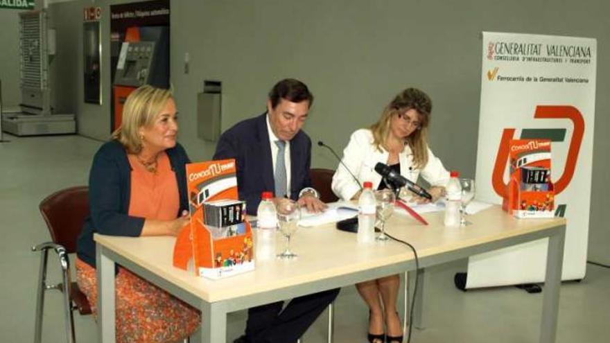 Belén Juste, Mario Flores y Cristina Rodes firmando el convenio, ayer