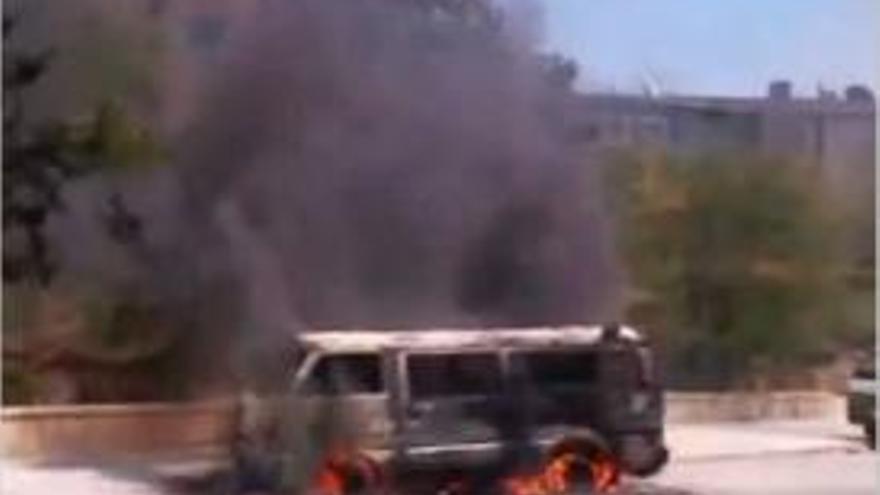 Un vehicle en flames després d&#039;un bombardeig a Alep.
