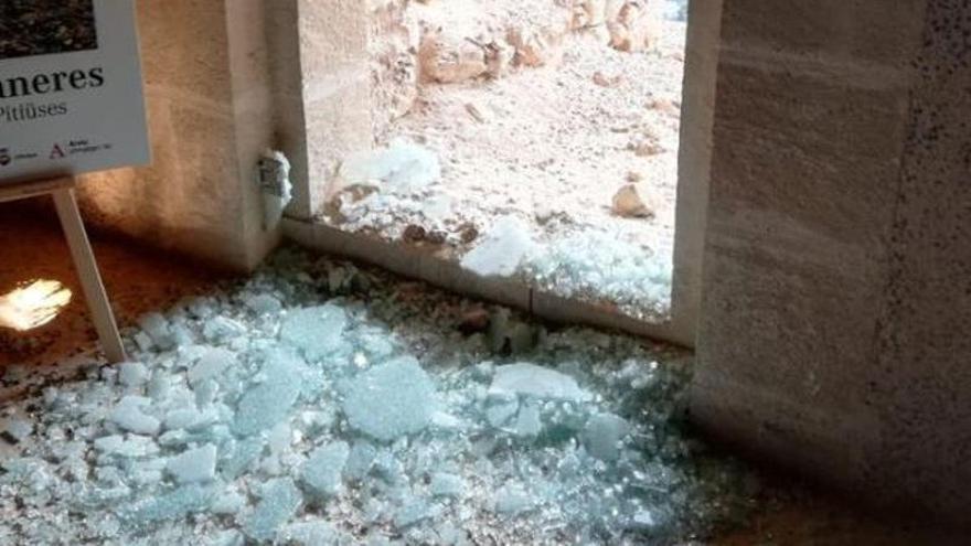 Vandalismo en la torre de sa Sal Rossa de Ibiza