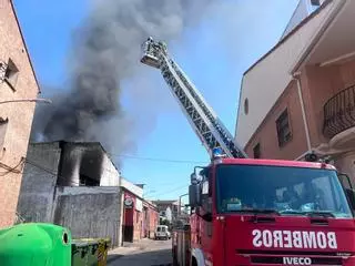 En imágenes | Aparatoso incendio en un taller de coches de Calatorao, en Zaragoza