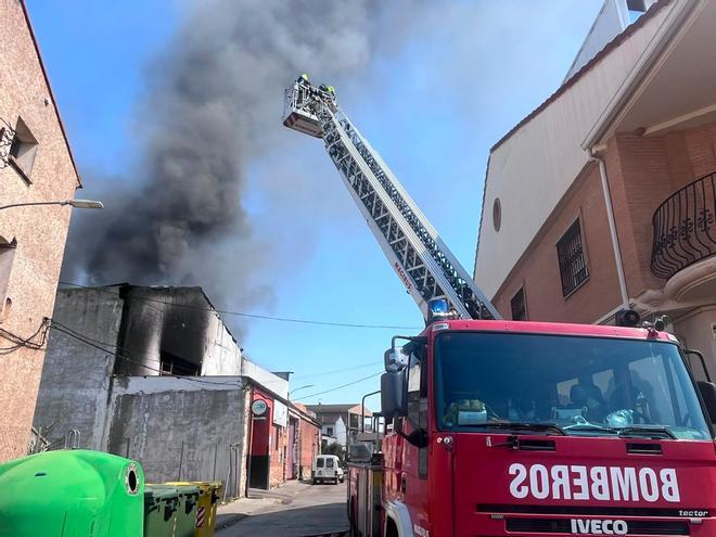 En imágenes | Aparatoso incendio en un taller de coches de Calatorao, en Zaragoza