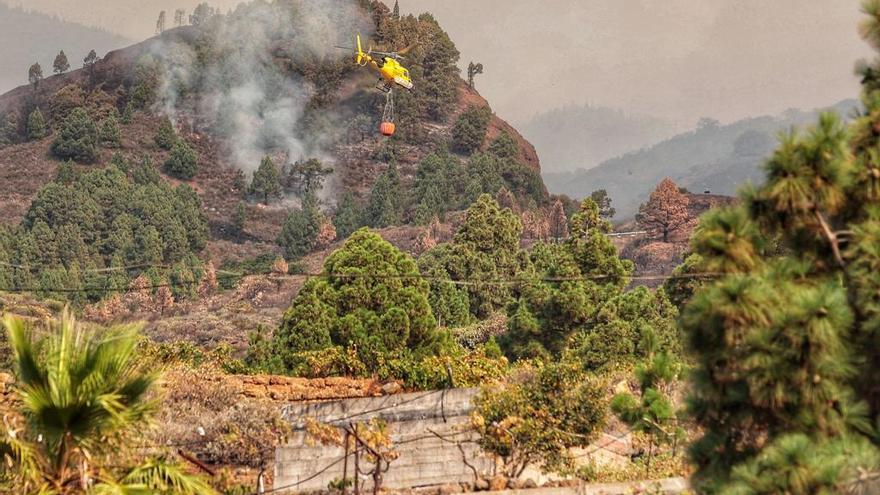 El incendio que afecta a Arafo y Candelaria visto desde el aire