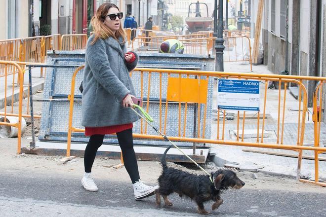 Blanca Suárez y su perro de paseo